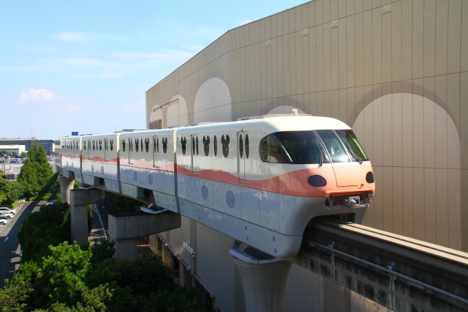 鉄道乗車記録の写真:乗車した列車(外観)(1)        「リゾートゲートウェイ・ステーション駅に到着する乗車編成。」