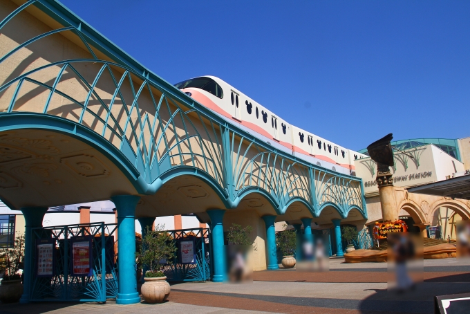 鉄道乗車記録の写真:駅舎・駅施設、様子(5)        「下車後にリゾートゲートウェイ・ステーション駅の外観を撮影。」