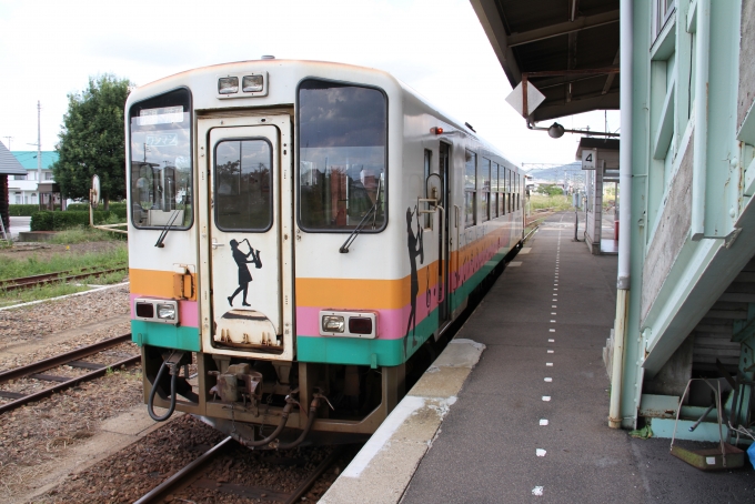 鉄道乗車記録の写真:乗車した列車(外観)(1)          「赤湯駅で出発待機中の乗車列車。」