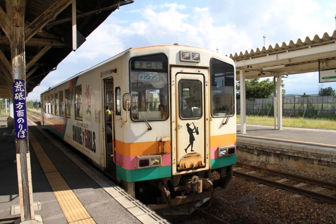 鉄道乗車記録の写真:乗車した列車(外観)(2)        「今泉駅に到着した乗車列車。」