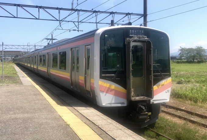鉄道乗車記録の写真:乗車した列車(外観)(1)          「岩船町駅に到着した乗車列車。」