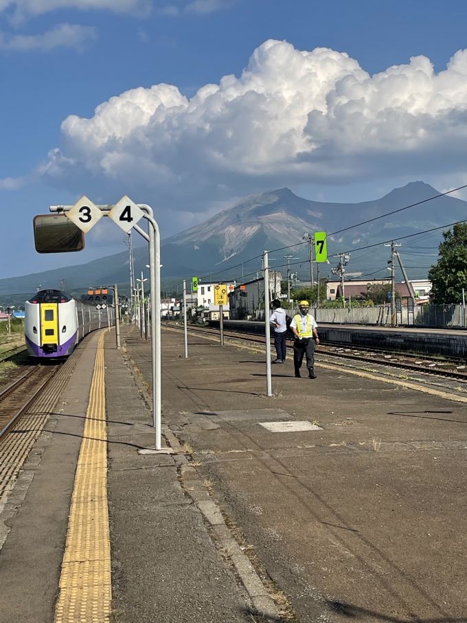 鉄道乗車記録の写真:乗車した列車(外観)(1)          「晴れだったので、駒ヶ岳がキレイに撮れました。」