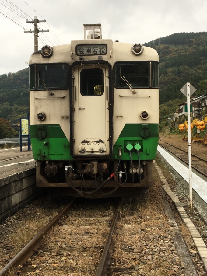 鉄道乗車記録の写真:乗車した列車(外観)(2)        「折り返しのため、すでに行き先表示が会津若松に。」