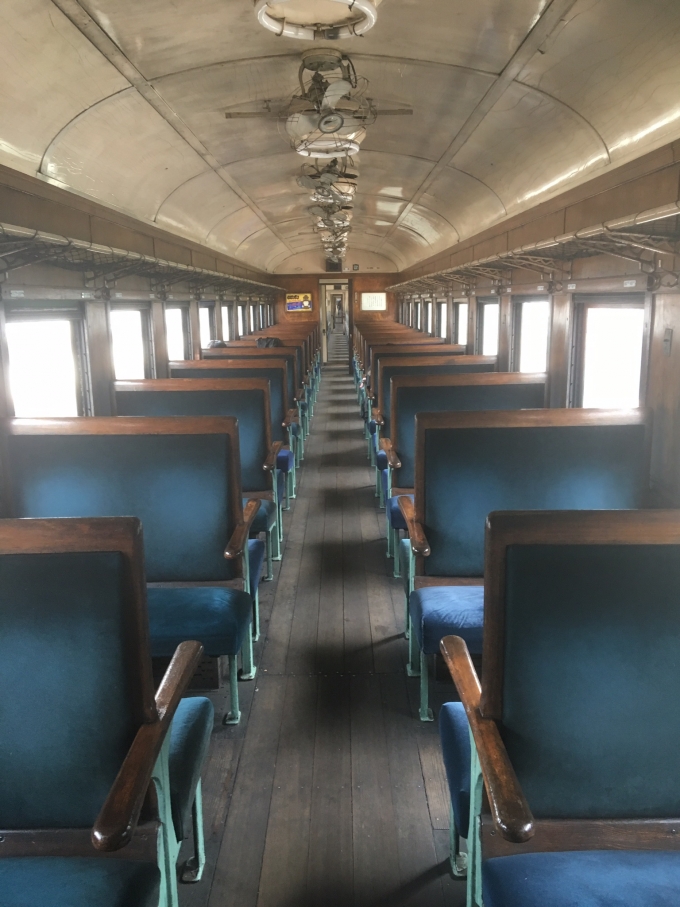 鉄道乗車記録の写真:車内設備、様子(2)        「座席の古さが最高でした。」