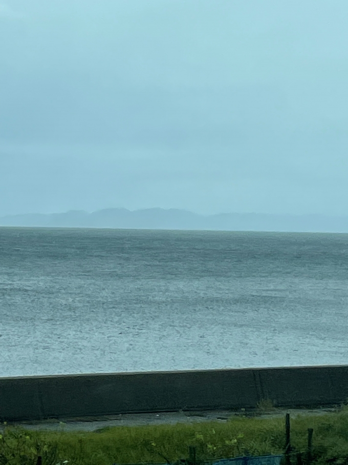 鉄道乗車記録の写真:車窓・風景(2)        「沖に島が見えました。
離島も行きたいですね〜！」