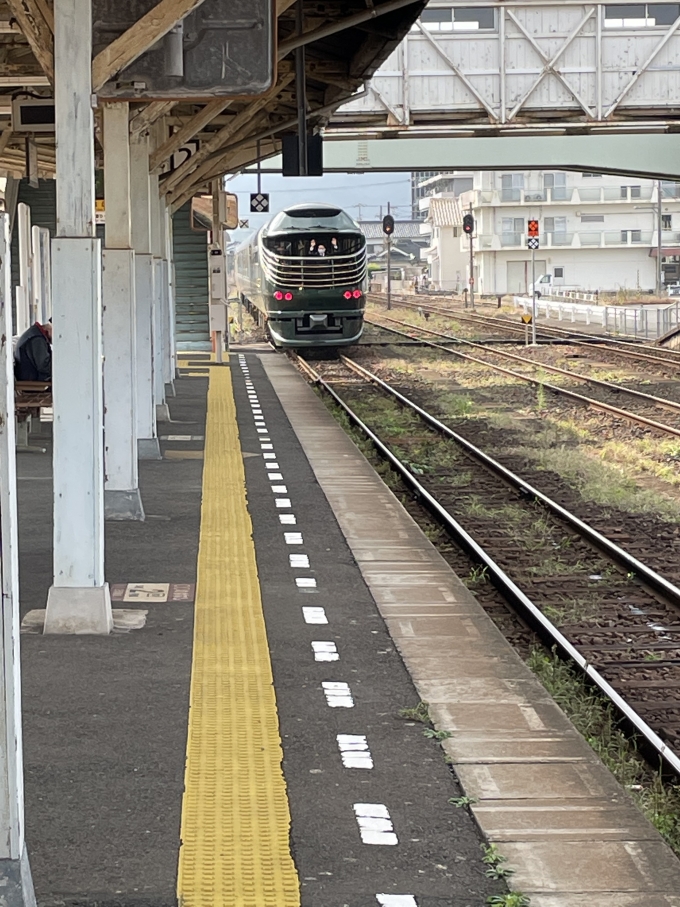 鉄道乗車記録の写真:列車・車両の様子(未乗車)(2)        「長門市駅で偶然遭遇した瑞風に大興奮！
いつかは乗りたいですね。。。」