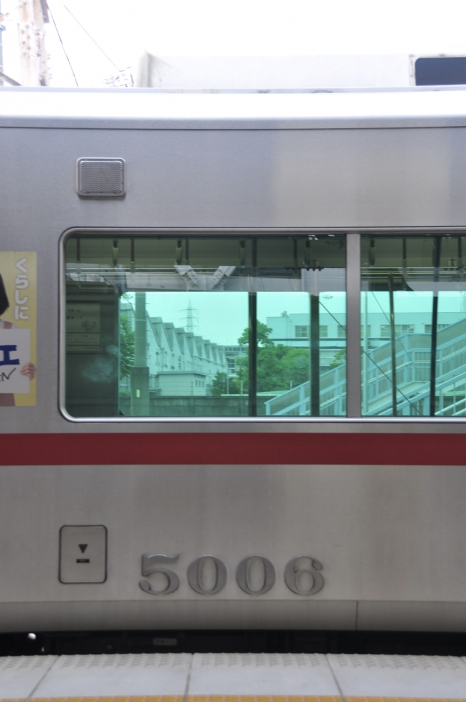 鉄道乗車記録の写真:乗車した列車(外観)(1)        「ホームと列車に段差あり！」
