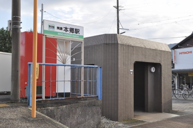 鉄道乗車記録の写真:駅舎・駅施設、様子(8)        「駅舎ではなくトイレです。」