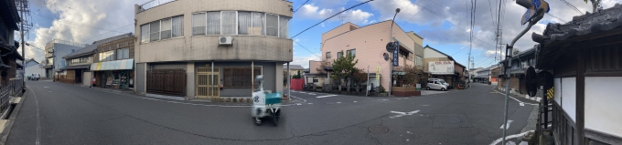 鉄道乗車記録の写真:車窓・風景(1)        「大垣駅からバスで美濃赤坂駅の近くへ。

バスを降りた所はこんな感じで、
すこし右に歩くと美濃赤坂駅の看板です。」