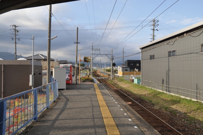 鉄道乗車記録の写真:駅舎・駅施設、様子(10)        「電車まだかな〜♪」