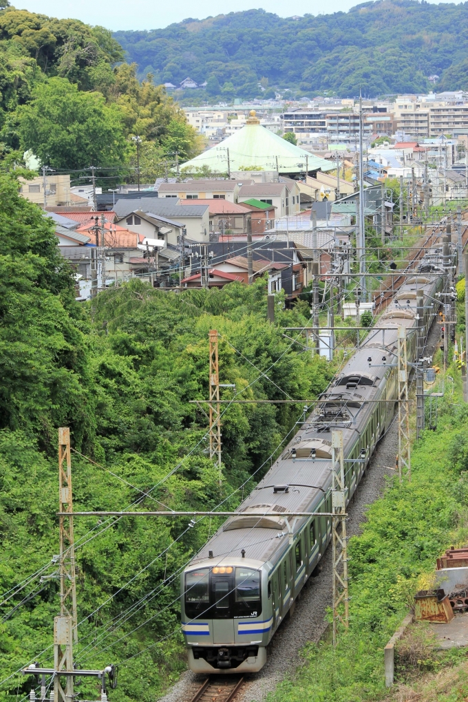 鉄道乗車記録の写真:旅の思い出(1)        「鎌倉・逗子間にある名越切通しから見る下り列車です。」