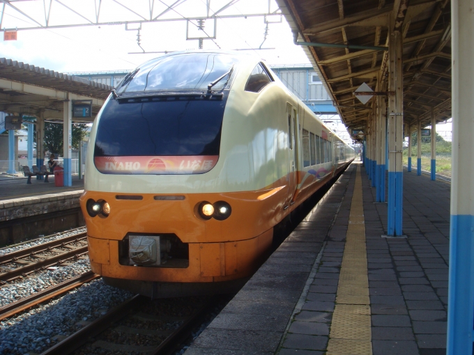 鉄道乗車記録の写真:乗車した列車(外観)(1)          「坂町駅にて、これまで乗車してきたいなほを撮影。」