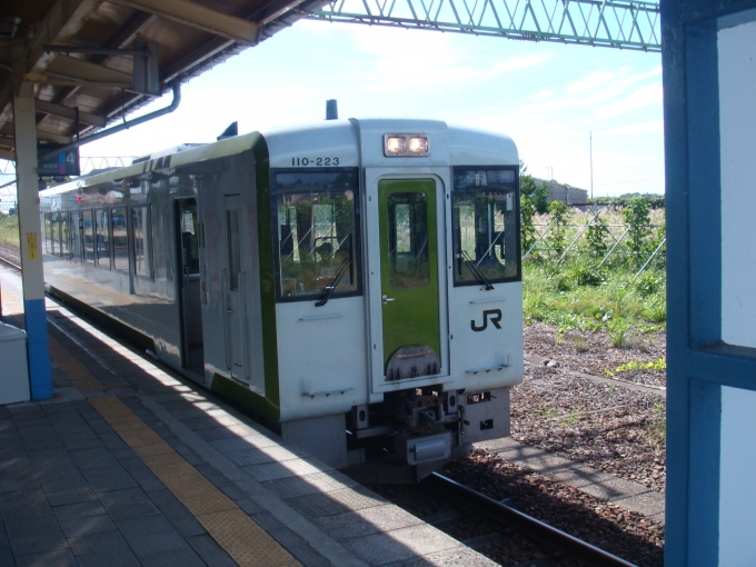 鉄道乗車記録の写真:乗車した列車(外観)(1)        「坂町駅にて、これから乗車する110系を撮影。」