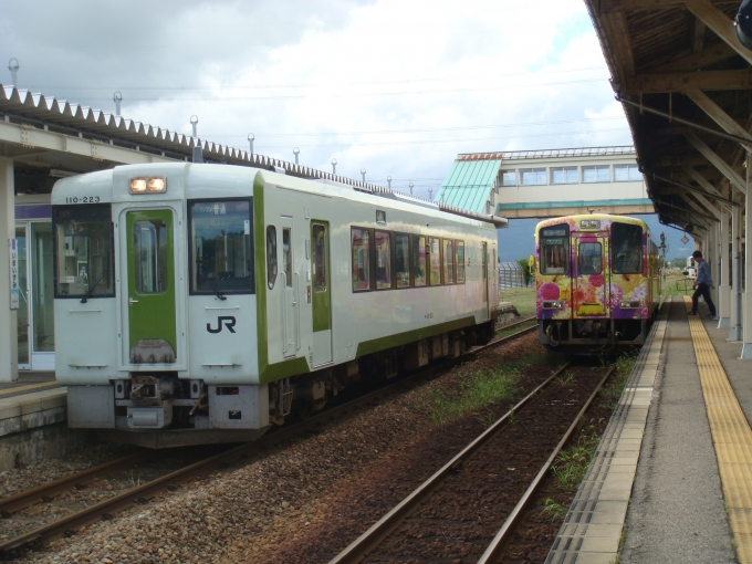 鉄道乗車記録の写真:列車・車両の様子(未乗車)(1)        「今まで乗車してきた米坂線と、反対方向のフラワー長井線の車両が並びました。」