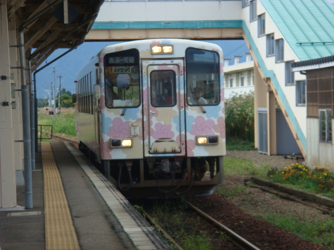 鉄道乗車記録の写真:乗車した列車(外観)(2)        「こちらは乗車するフラワー長井線の車両。」