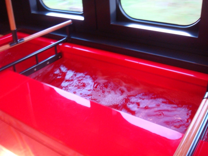 鉄道乗車記録の写真:車内設備、様子(2)        「車内には足湯もあります！
車窓を見ながらの足湯は、とても心地よかったです！」