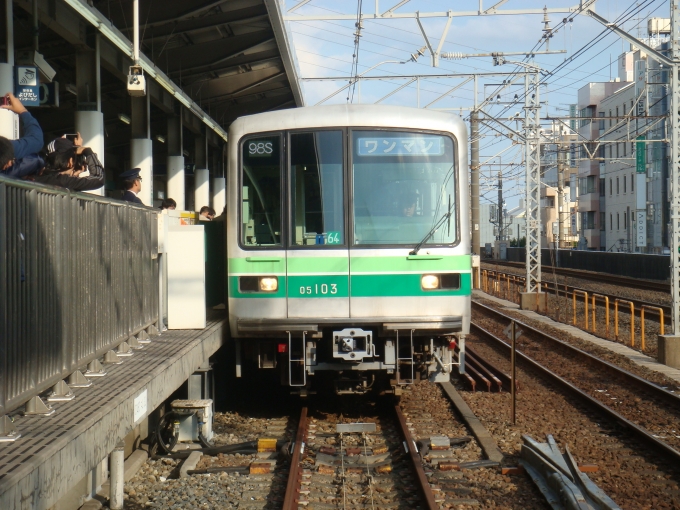 鉄道乗車記録の写真:乗車した列車(外観)(1)        「綾瀬駅は車止めがあるので、正面から列車を撮影できます。」