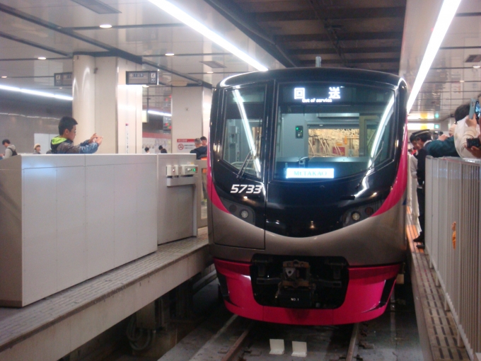 鉄道乗車記録の写真:乗車した列車(外観)(1)          「新宿駅にて。」