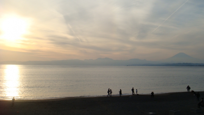 鉄道乗車記録の写真:旅の思い出(2)        「江ノ島近くの海岸から、富士山が見えました。沈む太陽と相まって、とてもいい絵が撮れました。」