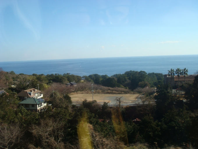 鉄道乗車記録の写真:車窓・風景(3)        「車窓です。
海が綺麗ですね！」