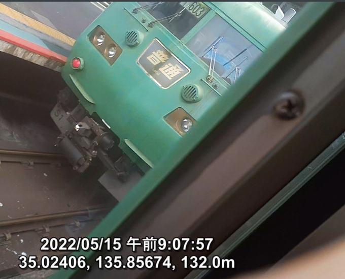 鉄道乗車記録の写真:列車・車両の様子(未乗車)(3)        「無理やり撮った対向のS1(休日の京都603運用)。めっちゃ斜めですが仕様です。」