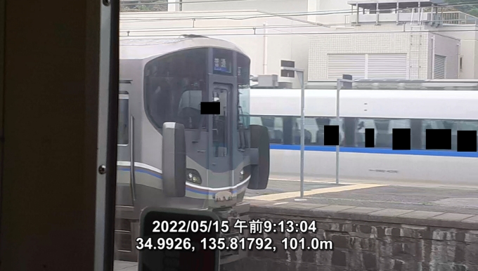 鉄道乗車記録の写真:列車・車両の様子(未乗車)(6)        「225系100番代U5編成：普通米原行き?とサンダーバード号の通過。」
