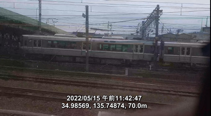 鉄道乗車記録の写真:列車・車両の様子(未乗車)(13)        「223系2000番代新快速と並走。
やたらノイズが多いのは安物スマホだから？」