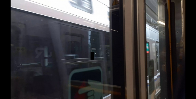 鉄道乗車記録の写真:列車・車両の様子(未乗車)(6)        「隣を通過する223系2000番代回送。」