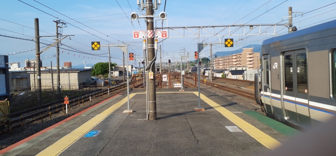 鉄道乗車記録の写真:乗車した列車(外観)(2)        「京都方。まだ赤信号だが約18分後、W2はこの先へ走っていくのだ…
(9時前から新快速大阪行きになる彼にとっては、それも前座に過ぎないのだが)」