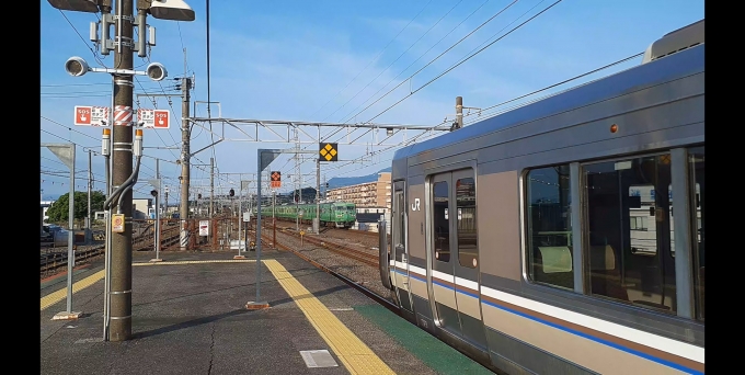 鉄道乗車記録の写真:乗車した列車(外観)(8)        「国鉄大阪の豪華近郊電車117系と
JR西日本の豪華近郊電車223系1000番台の顔合わせ。
もうちょっと高画質で撮りたかった…」