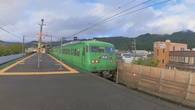 鉄道乗車記録の写真:乗車した列車(外観)(1)          「京都でも撮ってたのですが、シャッタースピード固定でISOは上限設定の可変にしていたら、(多分空に持ってかれて)白飛びしたので、降りたあとの方を載せます。
因みにこれは、アクティブHDRとかいうやつを使い、4Kで撮りました。お陰で青空と車体を両方美しく収められたと思います(なぜかアクティブHDRは4Kのみ対応らしい,ほかは発熱対策と容量からFHD60で撮ってますが…)」