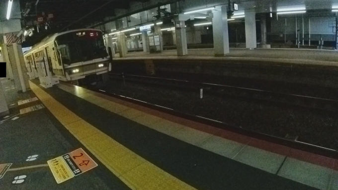 鉄道乗車記録の写真:乗車した列車(外観)(3)        「朝限定、京都駅でA快速表示。
色が壊れている(ISO6400のせい?)

Insta360OneRSさん、撮影中に露出を変えれません。OpenCameraさんだと、動画を撮影しながらISOやシャッタースピードを弄れますが、これは撮影しながら設定が出せません。」