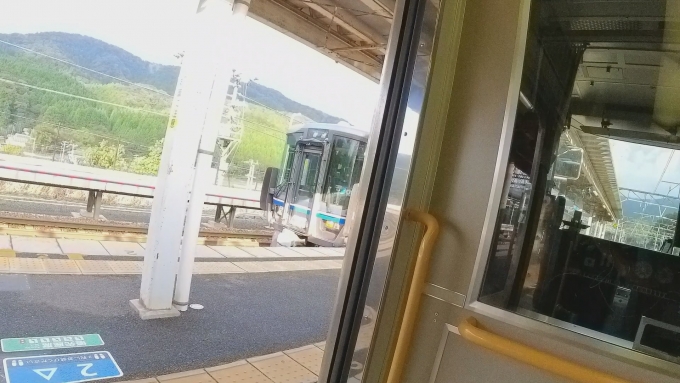 鉄道乗車記録の写真:列車・車両の様子(未乗車)(5)        「近江今津行きワンマン。敦賀から米原への接続を取るため、この列車を待って発車します。
近江今津から敦賀への接続が不明なのですがどうなのでしょう。」
