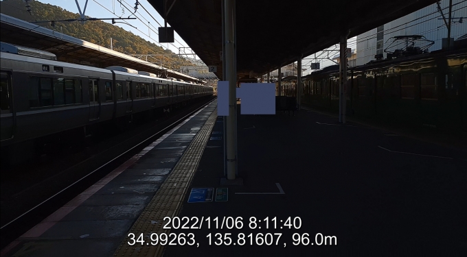 鉄道乗車記録の写真:列車・車両の様子(未乗車)(1)        「1809MBは7703でした。
左は223系2000番代V+J11」