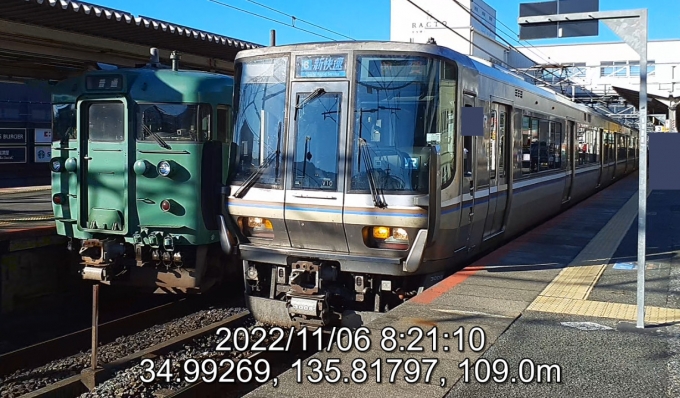 鉄道乗車記録の写真:列車・車両の様子(未乗車)(6)        「223系と113系の並び。
113系、普段だと前面は路線名表示してますが、珍しく普通(種別)出してます。
柘植発京都行きだからでしょうか(山科京都は案内上湖西線との重複区間だが、草津京都は草津線でない)」