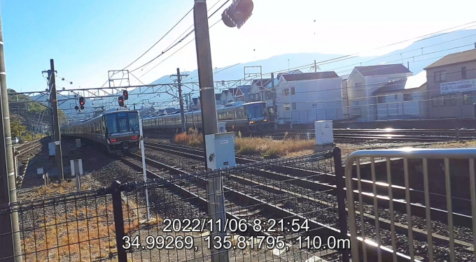 鉄道乗車記録の写真:列車・車両の様子(未乗車)(7)        「新快速敦賀行きの後ろW34と、対向の223系新快速
昼間の琵琶湖線新快速ば緩行線走りますが、朝方なのと直前に柘植発京都行きが居るので急行線走っています。」