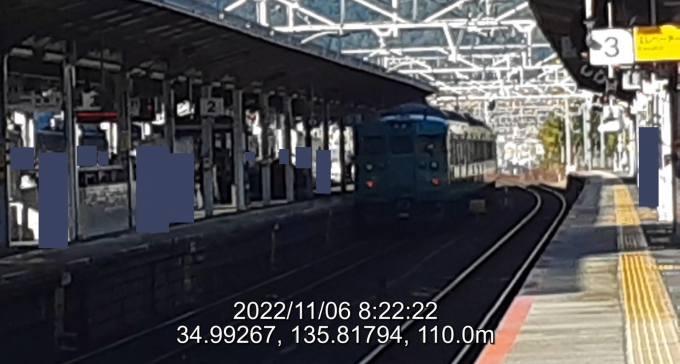 鉄道乗車記録の写真:列車・車両の様子(未乗車)(8)        「新快速の到着と同時に発車する柘植発京都行き。
柘植から来て新快速に乗り換える人はいても、新快速から京都行きに乗り換える人はいない判断だろう。」