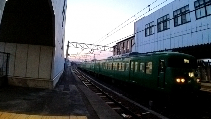 鉄道乗車記録の写真:列車・車両の様子(未乗車)(1)        「柘植を5時40分に出発し京都へ上る、京都651、S1編成です。
※ダイヤ改正で草津行きになる模様
運番は652のままでした(この後湖西線で乗りましたが、その時も変わっておらず)」