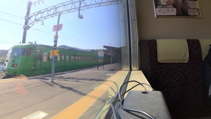 鉄道乗車記録の写真:列車・車両の様子(未乗車)(1)        「117系通過追い抜き https://raillab.jp/photo/251202 https://raillab.jp/photo/183156 の追い抜く側視点。」