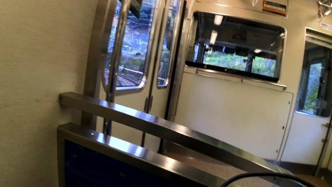 鉄道乗車記録の写真:車窓・風景(3)        「A列車で行こう9をも上回るらしい、急カーブ。
でも京阪大津線って、規模の大きいバスとか市電みたいな鉄道だから、これくらいは曲がれないと困る(実際、びわ湖浜大津駅手前の交差点を曲がるし)」