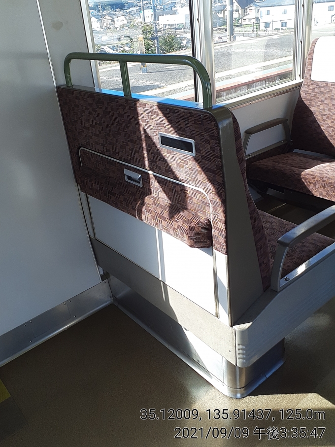 鉄道乗車記録の写真:車内設備、様子(2)        「1000番台特有の化粧板と布を張り分けた補助席」