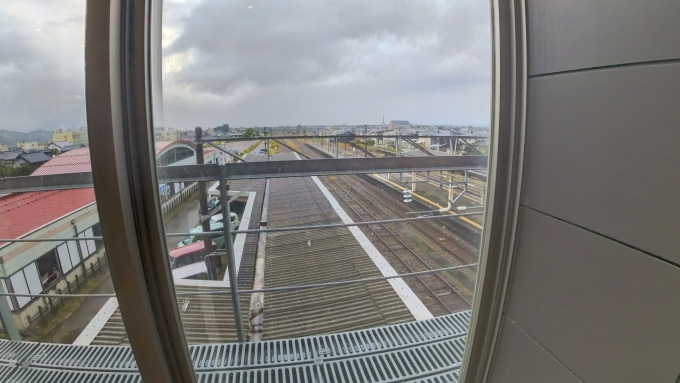 鉄道乗車記録の写真:車窓・風景(3)        「石動駅。ここから先に行けるのはいつになるでしょうか……」