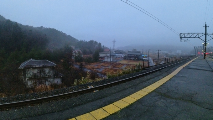 鉄道乗車記録の写真:車窓・風景(2)        「夜が明けたと思ったら霧でした」