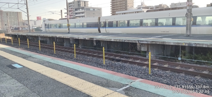 鉄道乗車記録の写真:列車・車両の様子(未乗車)(3)        「サンダーバード4号、結構空いてます…(20230106の2号もガラガラでした)
せっかく停まるのに、そこまで乗る人は多くないです…。
あの混雑によく耐えますよね皆さん。誰も必要だと思ってないのでしょうか？
※堅田→大阪JWESTチケットレスで750円とのこと。混雑回避と速さを考えたら安い気がしますが、流石に毎日は負担が大きすぎるか。
でも週～月1回程度ならいい贅沢だと思います。
私は出来ないけど(指定席を連結した列車がない)
」