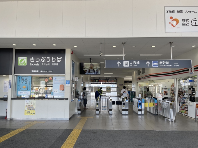 鉄道乗車記録の写真:駅舎・駅施設、様子(1)        「改札口とみどりの窓口の様子。JR西日本運営の窓口は1つ。」