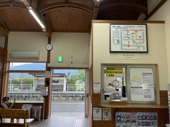 鉄道乗車記録の写真:駅舎・駅施設、様子(3)        「筑後吉井・うきは同様、有人駅でPOS端末設置駅。内装は意外と綺麗。」