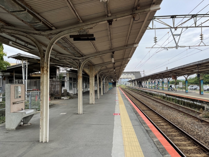 鉄道乗車記録の写真:駅舎・駅施設、様子(4)        「1番線から熊本方を望む。最近はめっきり減ったホーム上の洗面台が未だに遺されている。」