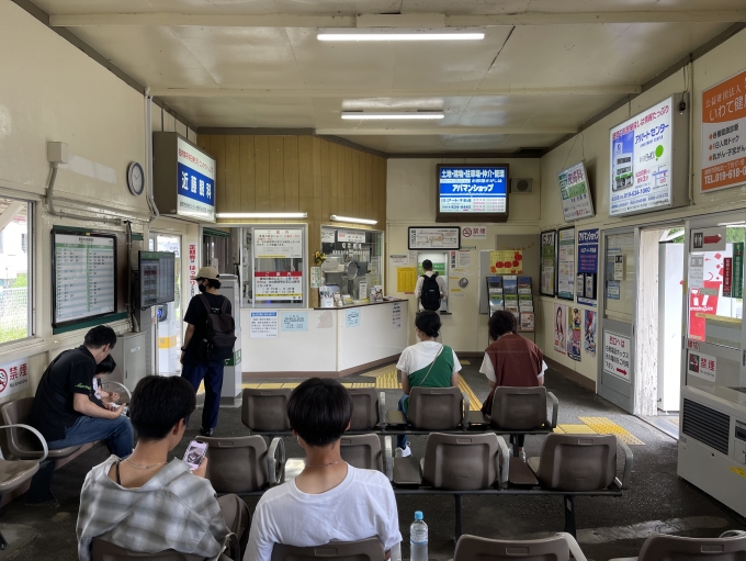 鉄道乗車記録の写真:駅舎・駅施設、様子(3)        「活気のある駅待合室。昭和の古き良き光景がそこにある。」