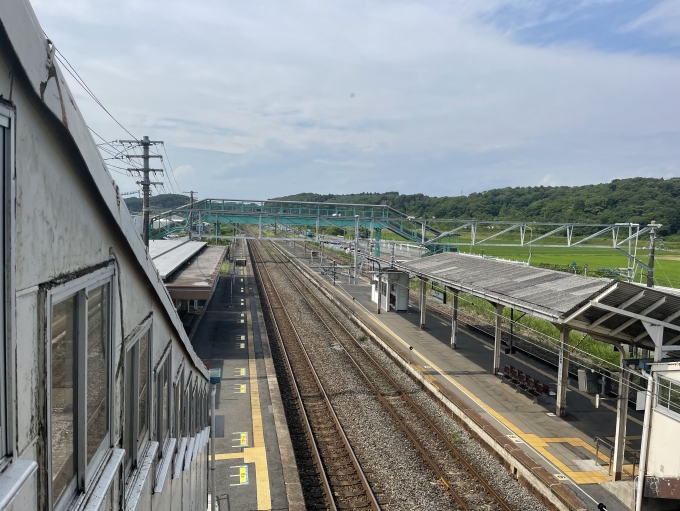 鉄道乗車記録の写真:駅舎・駅施設、様子(4)        「跨線橋上から一ノ関方面を望む。駅東側は水田と山が広がる。」