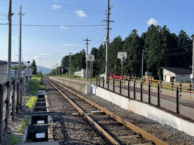鉄道乗車記録の写真:駅舎・駅施設、様子(4)        「鳴子温泉〜新庄間で唯一の交換可能駅。そのため下車した場合は必ず1時間以上待つことになる。」